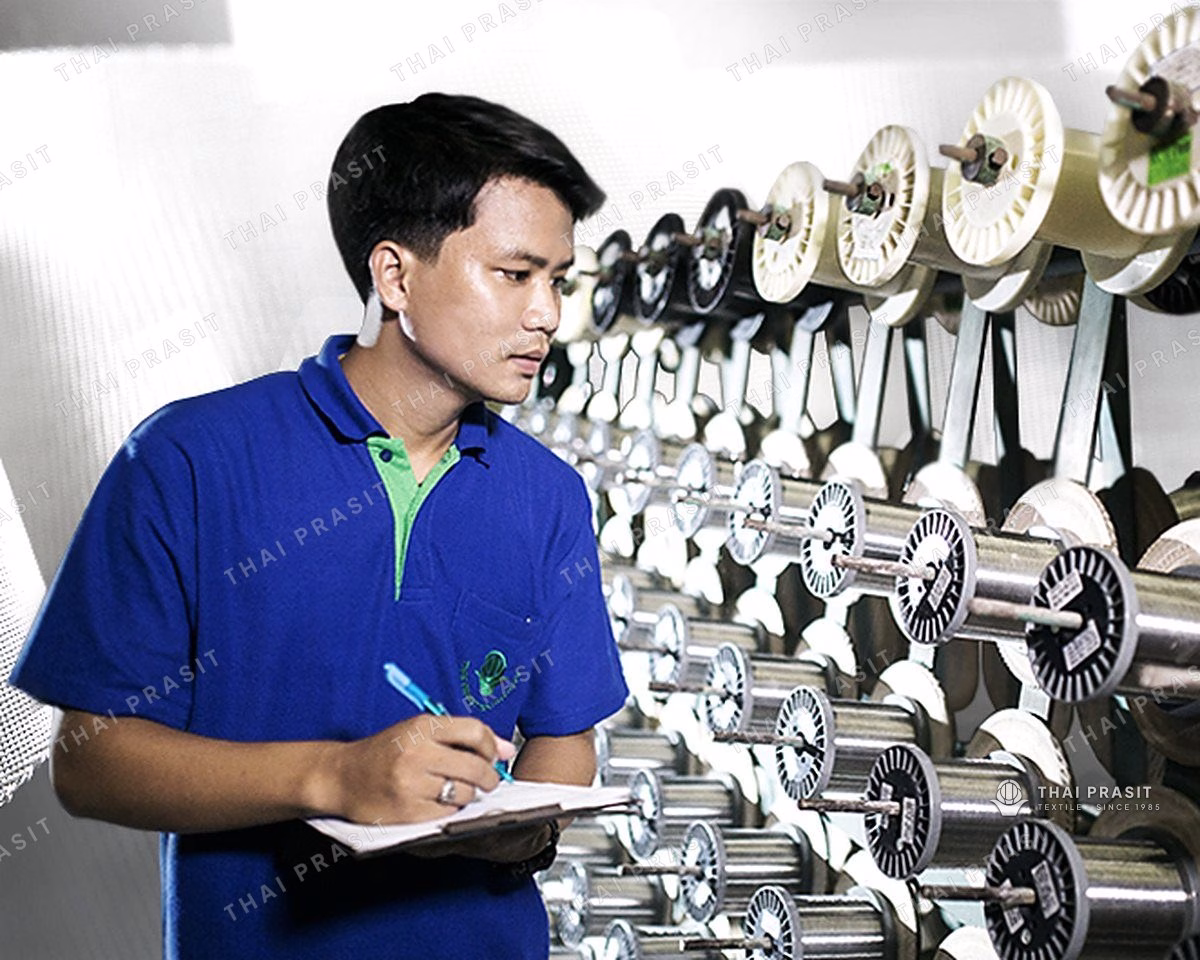พนักงานตรวจงานที่เครื่องทอลวดสแตนเลส