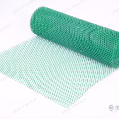 ตาข่าย 6 เหลี่ยมสีเขียวคลี่ออกจากม้วน ใช้เป็นตาข่ายกันสัตว์กินต้นไม้