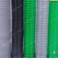 Poultry fencing in three colours